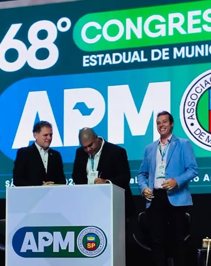 Registro da assinatura do convênio com a Associação Paulista de Municípios.