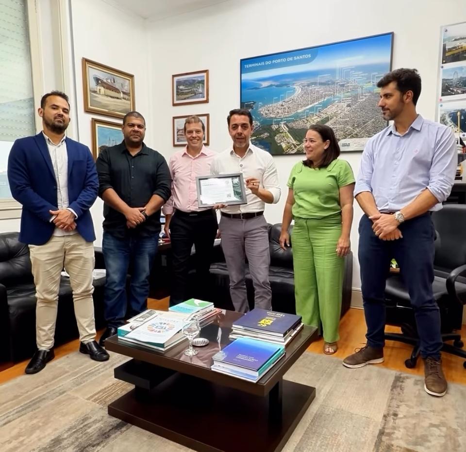 Registro da entrega de certificado na Autoridade Portuária de Santos, no contexto da parceria ColaboraMundo - APS.